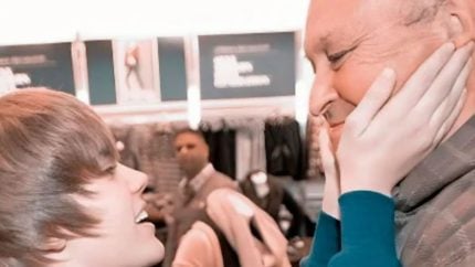 Justin Bieber presta homenagem ao avô, Bruce Dale, que morreu aos 80 anos