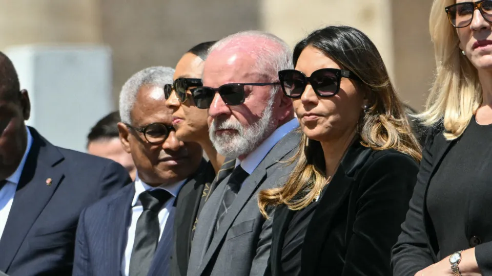 Lula e Janja chegam ao espaço destinado a autoridades no funeral do Papa