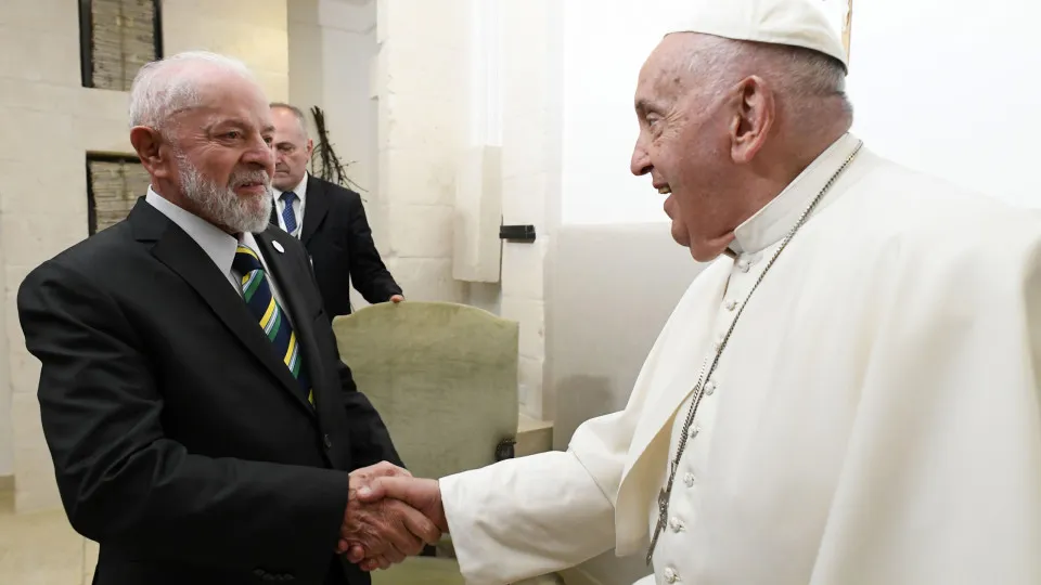 'Quisera Deus que o próximo papa fosse igual a ele', diz Lula após missa