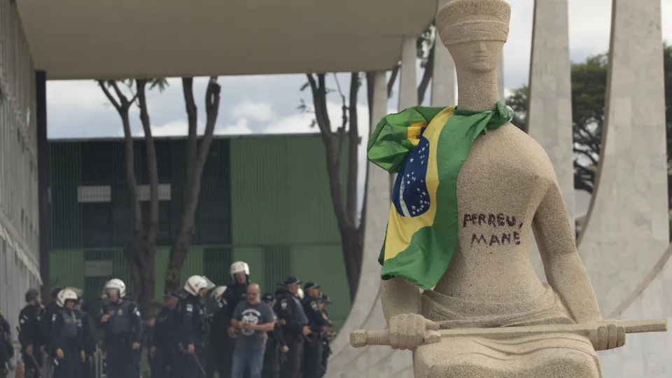 STF condena a 14 anos de prisão cabeleireira que pichou estátua