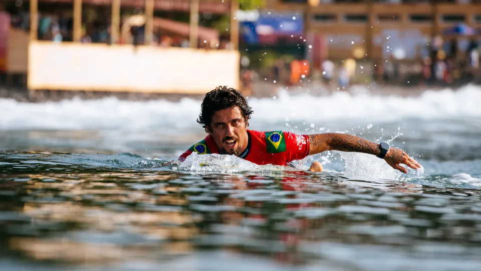 Filipinho cai, mas Brasil segue vivo pelo título em Bells no Mundial de Surfe