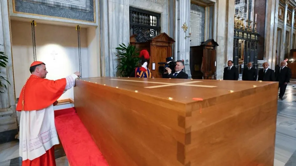 Papa Francisco já foi sepultado em cerimônia privada. Veja as imagens
